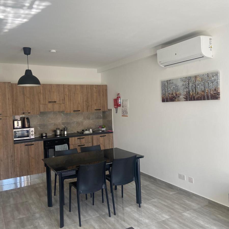 F10 Room 1, Private Double Room With Private Bathroom In Shared Flat Msida Exterior photo